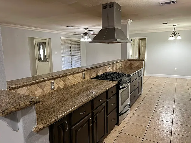5 bed, 2.5 bath, 2101 sqft, $2,500 — Photo 2