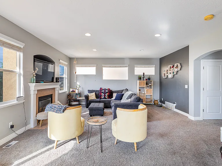 2869 W Chestnut St — Photo 4