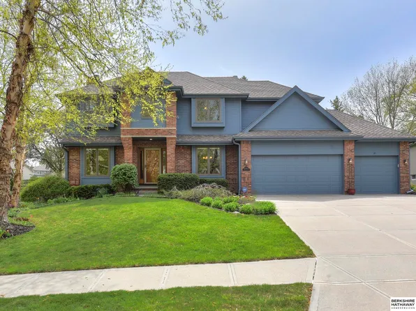 10263 Washington Dr, Omaha, NE 68127
