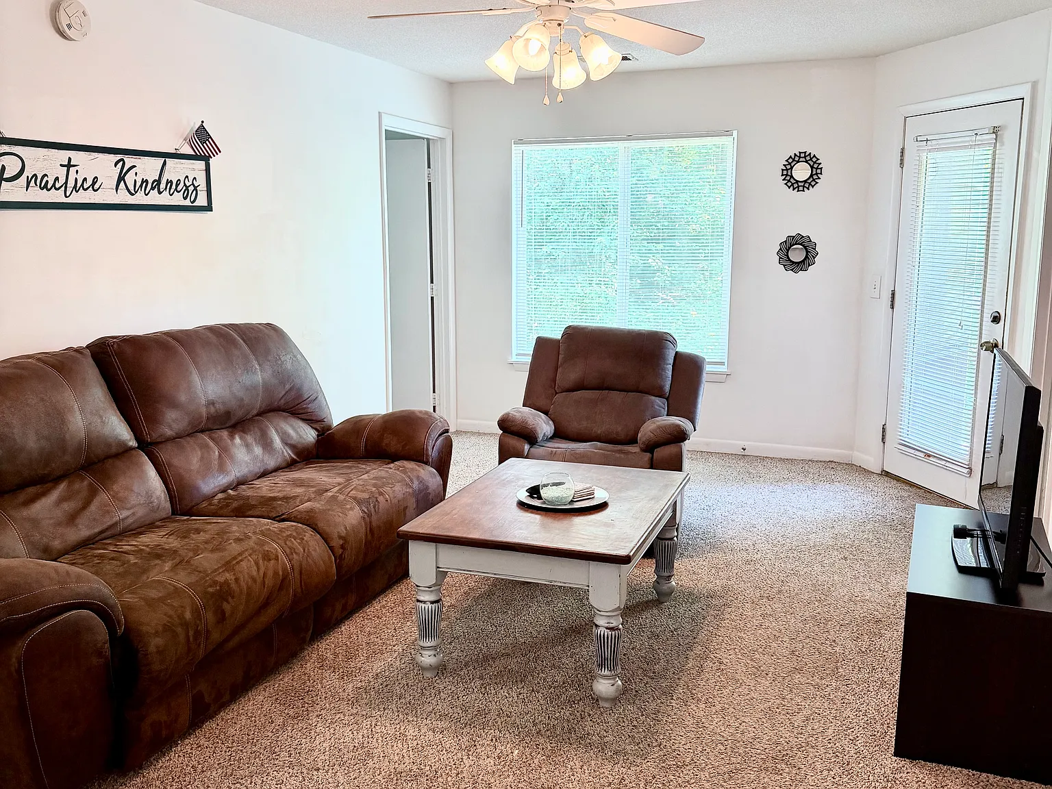 4 bed, 1250 sqft, $3,560 — Photo 2