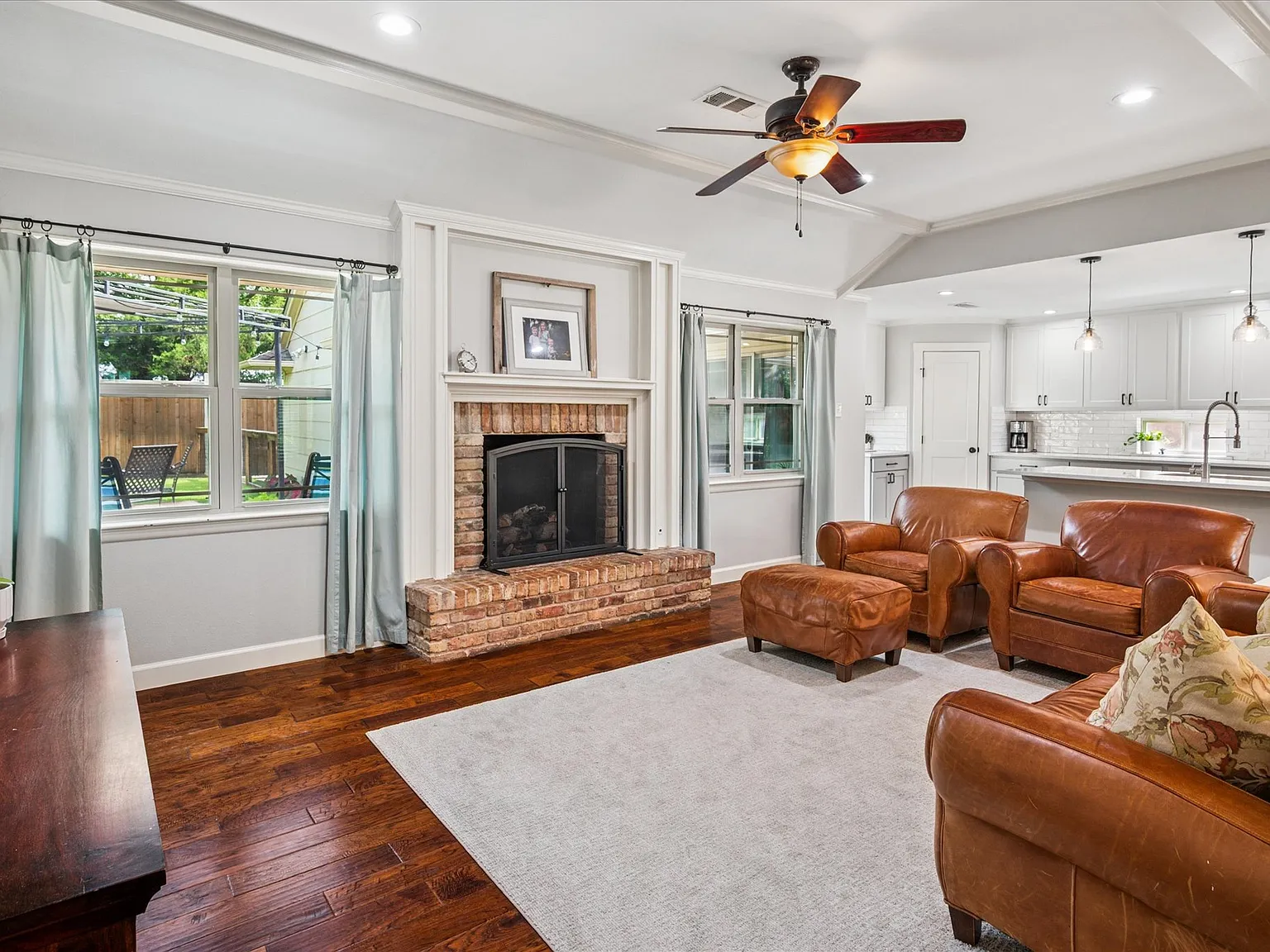 4 bed, 2500 sqft, $4,950 — Photo 2