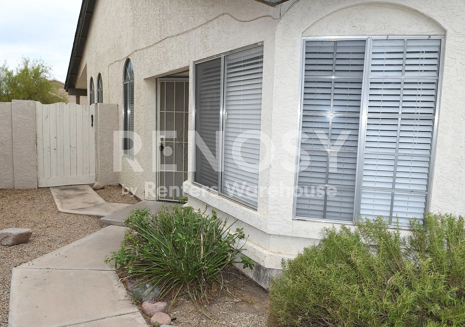 Ideal 3 Br 2 Ba 2 Car Garage Home Near the 51 and Union Hills in Phoenix — Photo 3