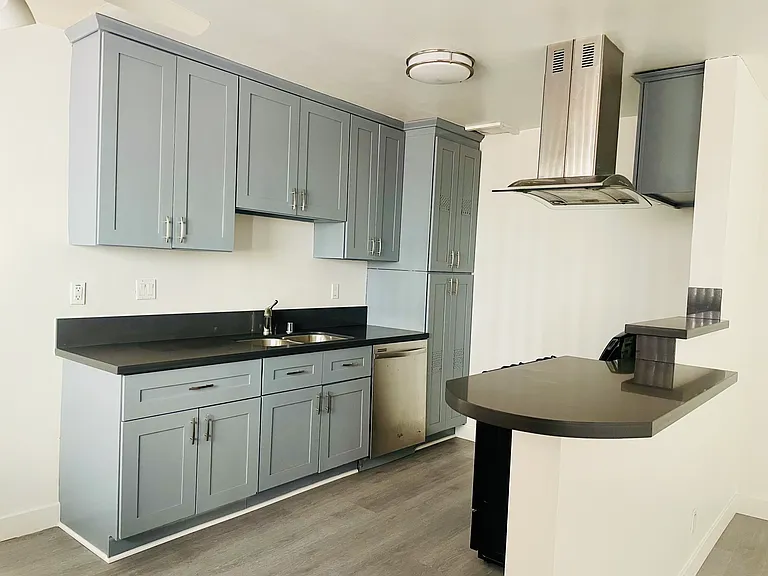 720 Silver Lake Blvd #2 — Photo 2