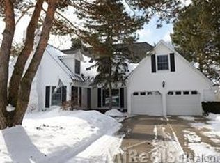 724 Stanford Cir, Rochester Hills, MI 48309