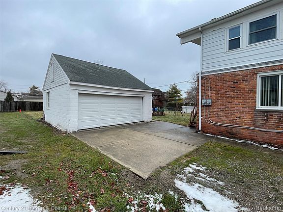 5th image of 23443 Donaldson St
