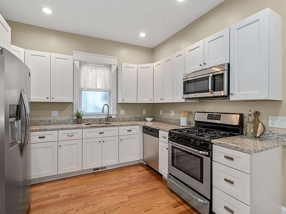2nd image of 19 Pinckney St #1