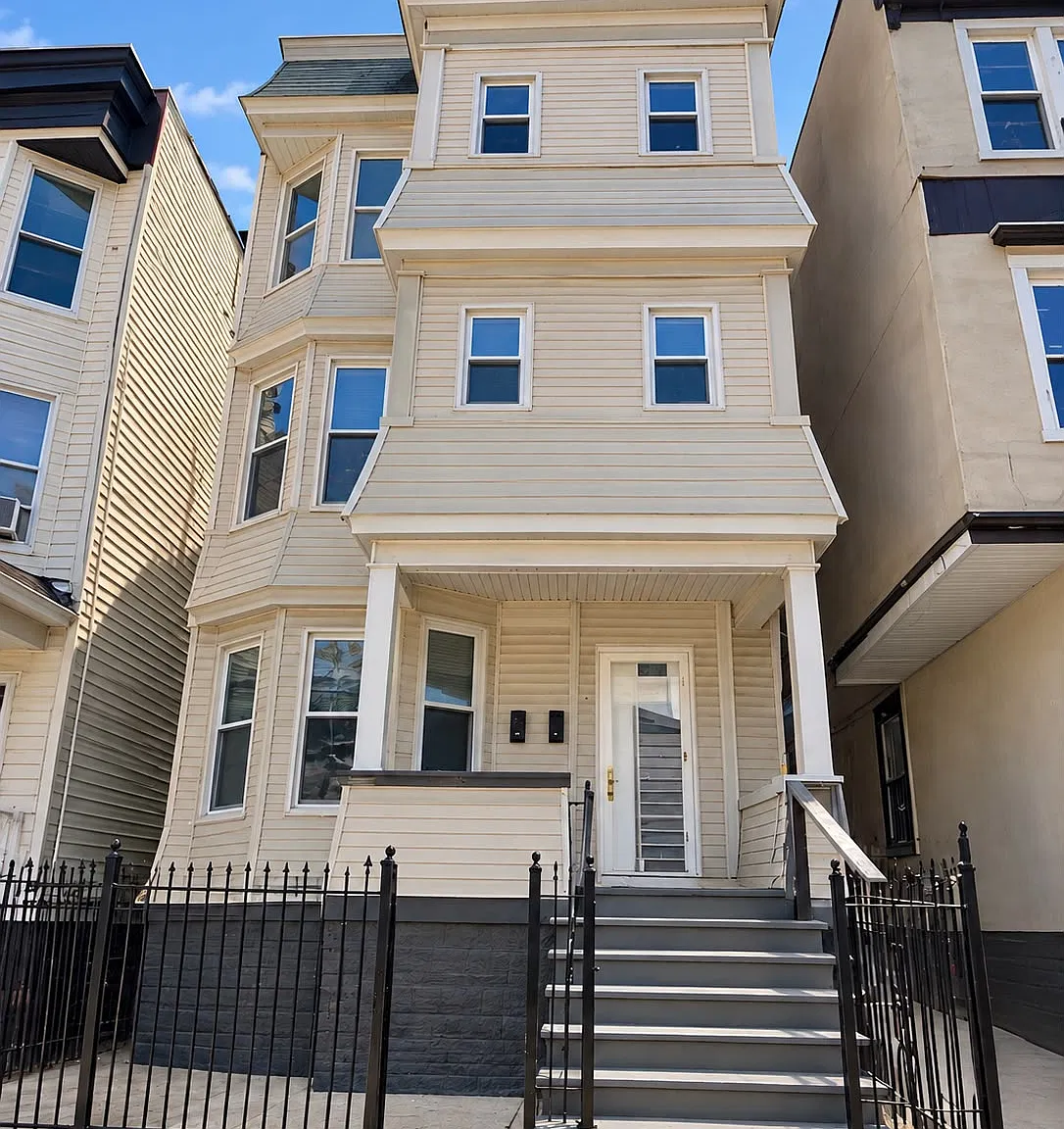 4 bed, 1.5 bath, $2,700 — Photo 1