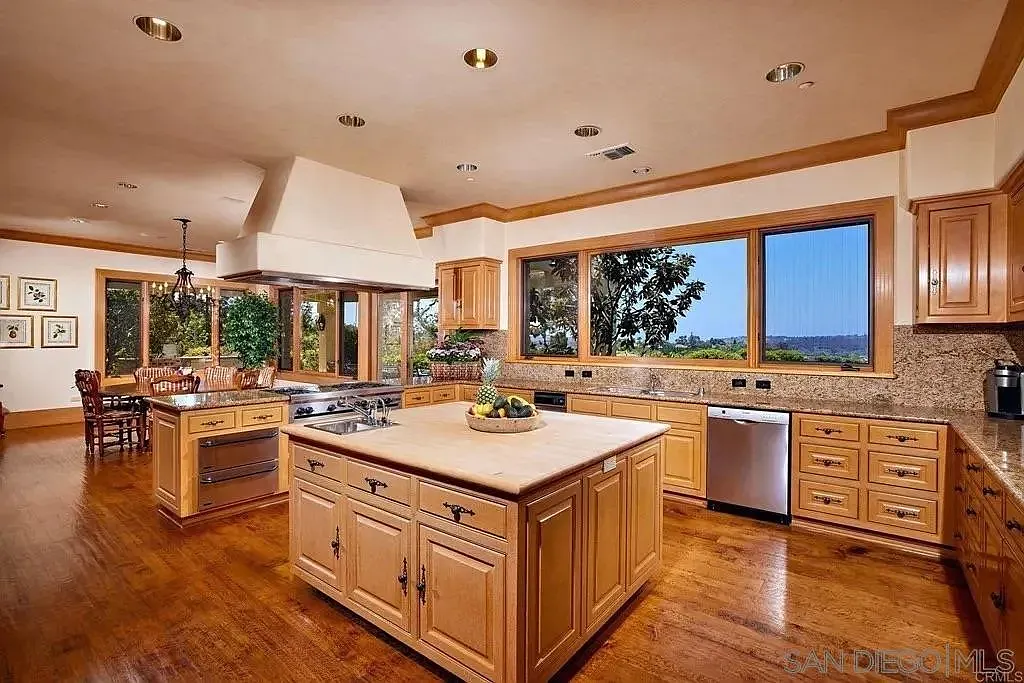 5 bed, 8.0 bath, 8950 sqft, $45,000 — Photo 3
