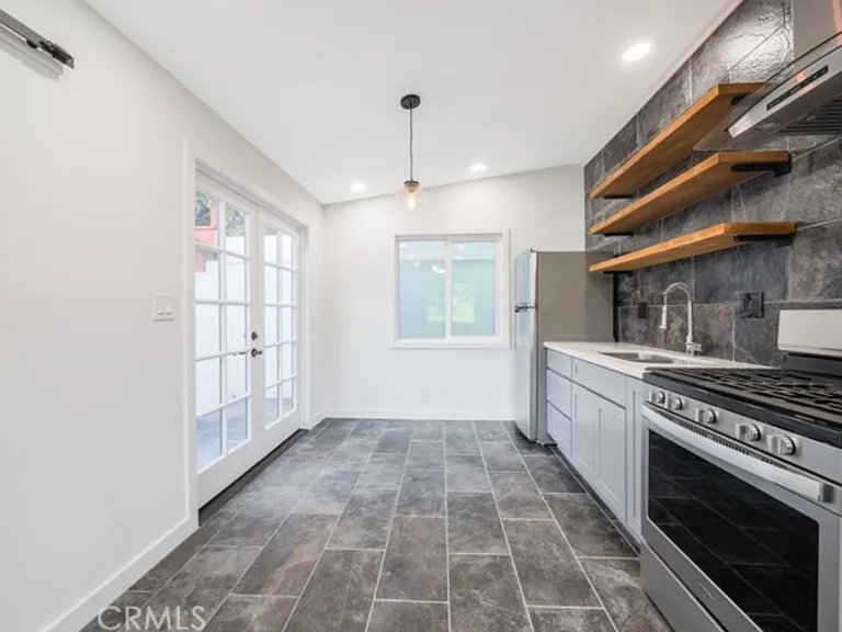 1060 W 6th St — Photo 3