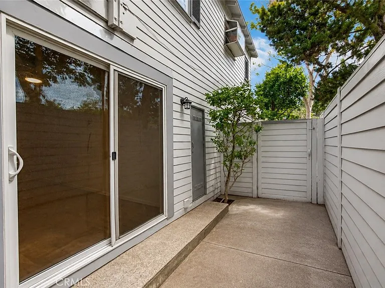 581 Park Ave — Photo 30