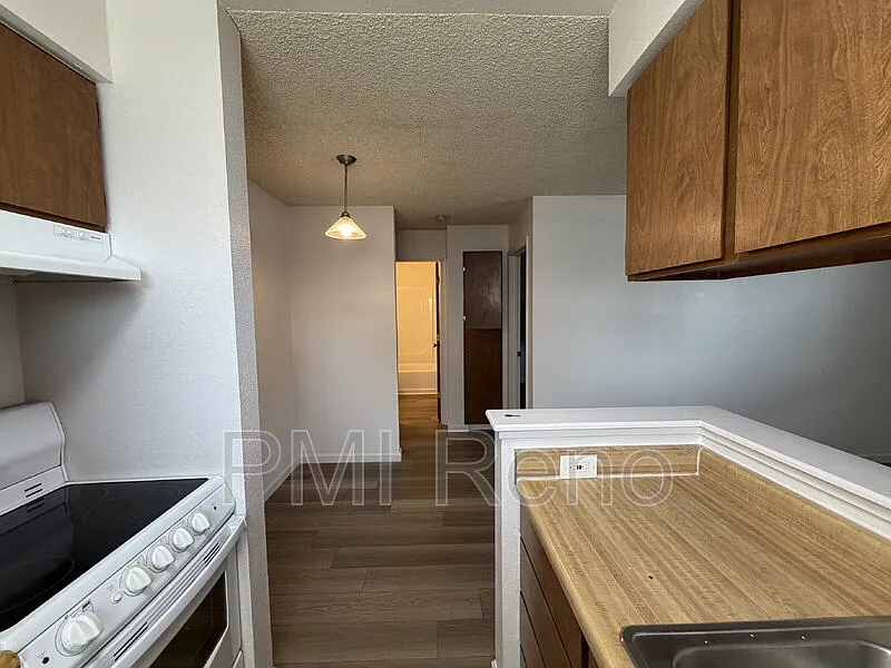 1015 Locust St — Photo 4
