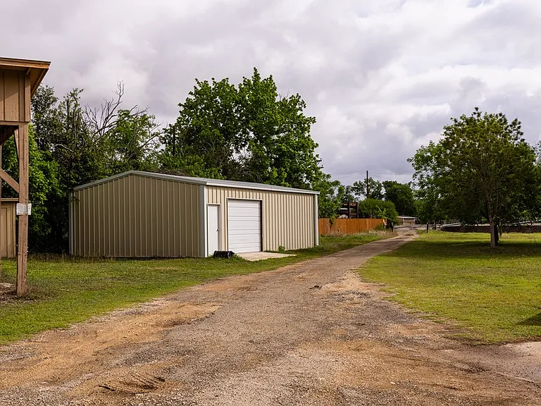 123 FM 480 — Photo 32