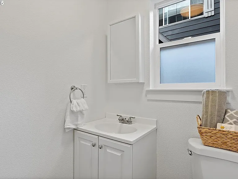 570 NE 55th Ave — Photo 13
