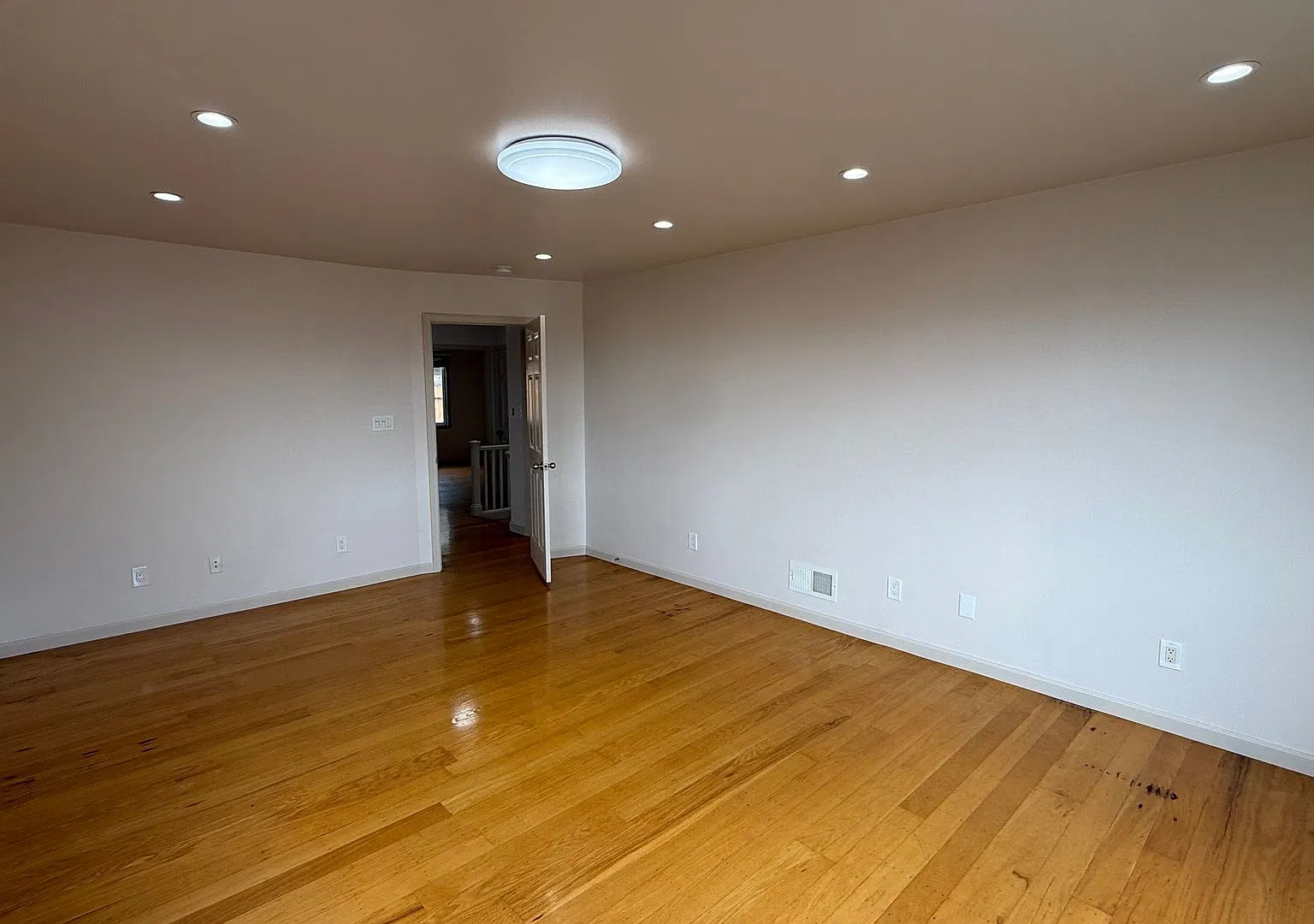 Epic REA - Great View Home, 4 BR+Bonus Room/2 BA w/Parking — Photo 4