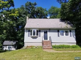 9 Hickory Rd, Highland Lakes, NJ 07422