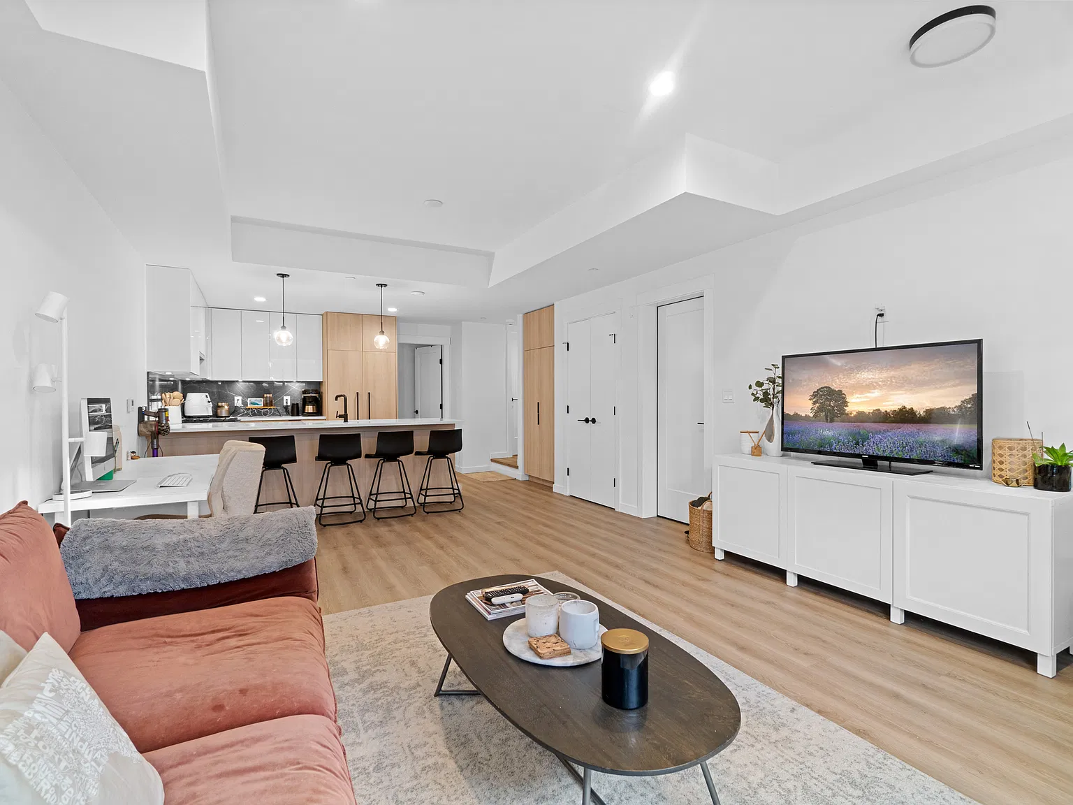 2 bed, 850 sqft, $3,100 — Photo 2