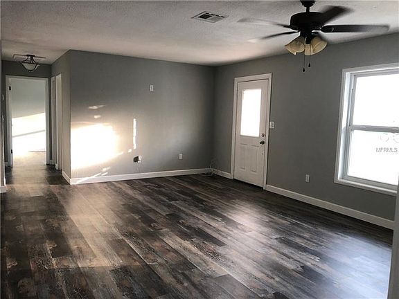 3rd image of 1301 W Wellington Dr