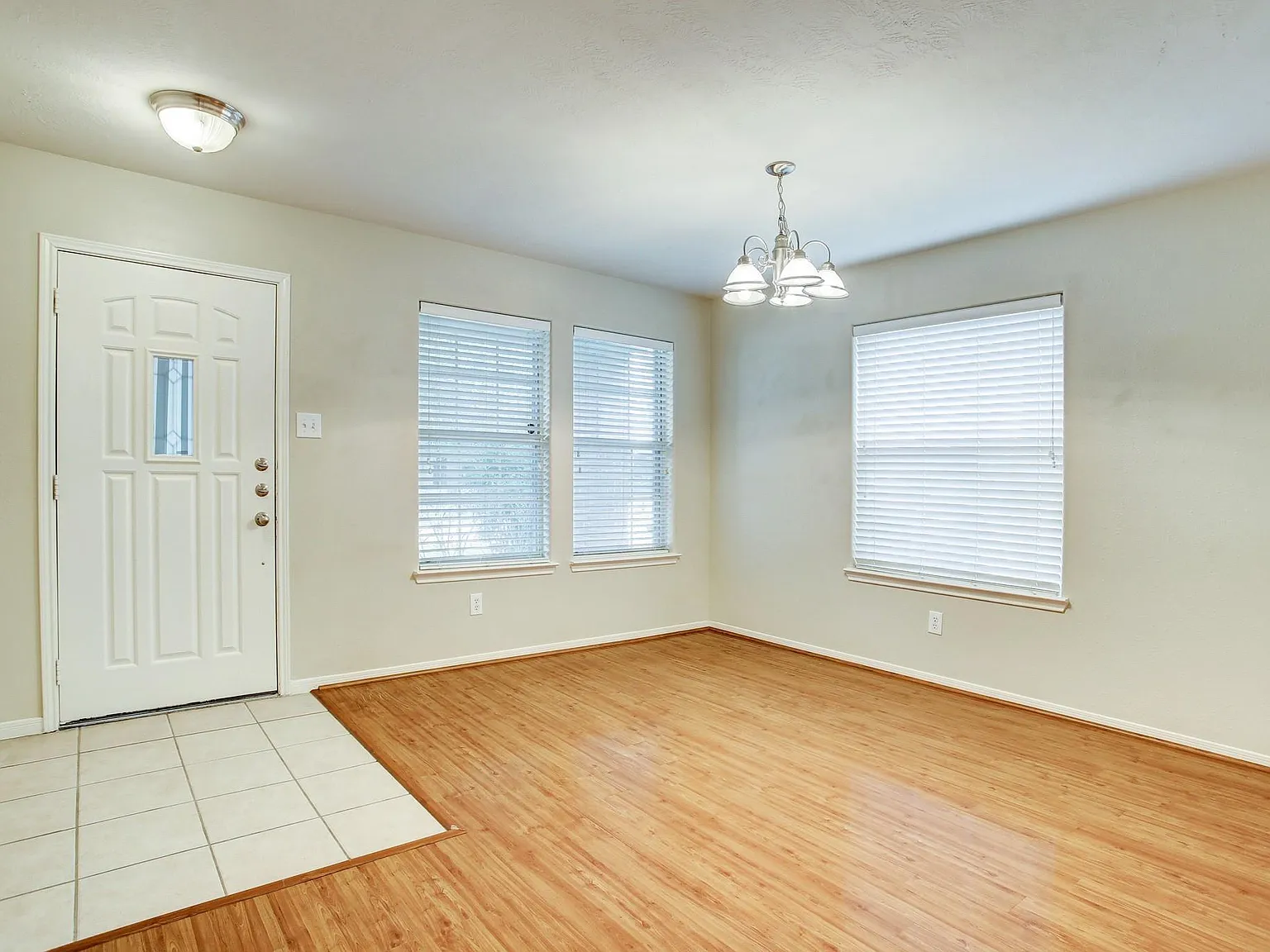 4 bed, 2.5 bath, 2572 sqft, $2,300 — Photo 3