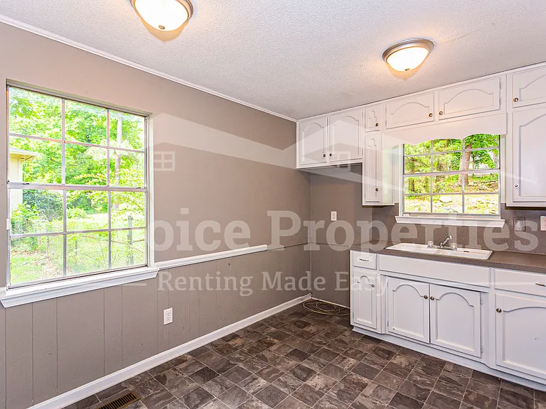 1421 Brewster Cir — Photo 8