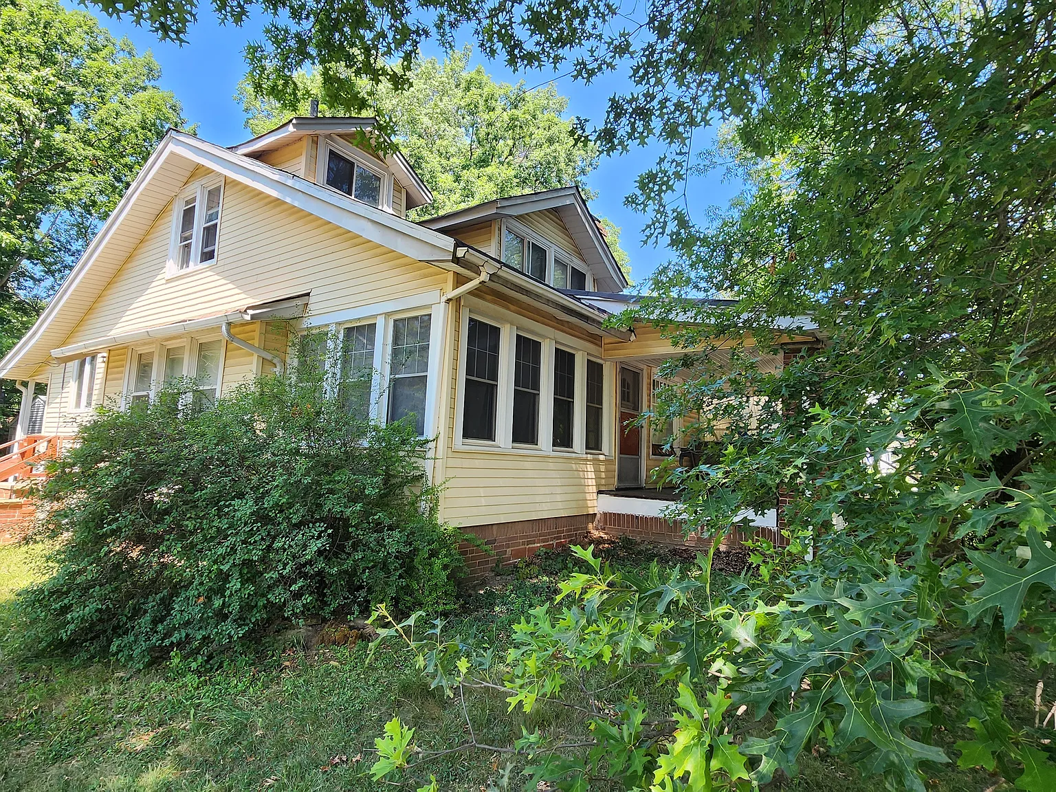 5 bed, 2.5 bath, 2000 sqft, $2,850 — Photo 2