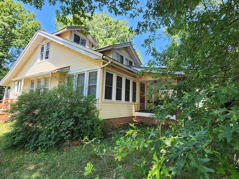1540 Maple Rd — Photo 2