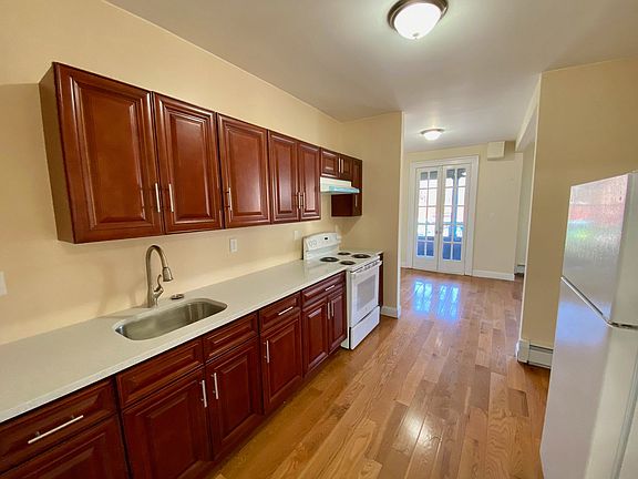 2nd image of 293-301 Farmington Ave #301-202