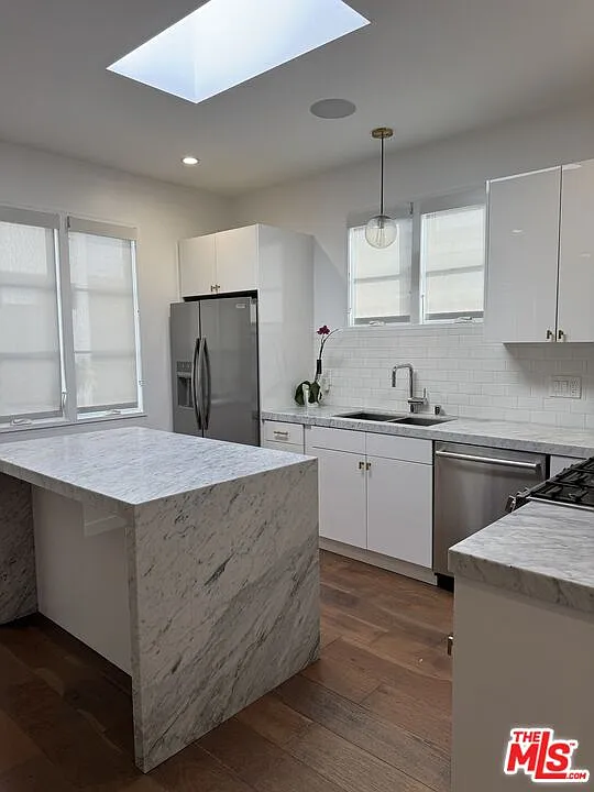 3 bed, 2.0 bath, 972 sqft, $5,750 — Photo 3