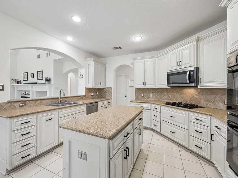 14 Guinevere Pl — Photo 10