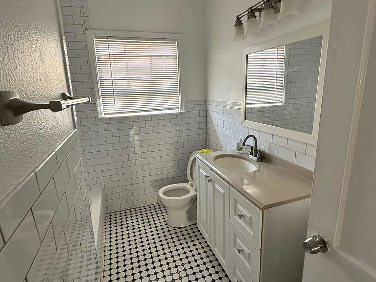 3446 Blodgett St #2 — Photo 9