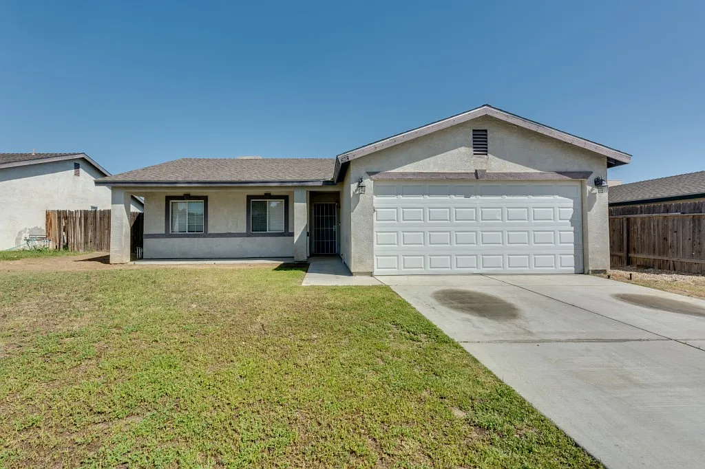 823 Royal Way photo 1