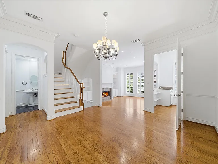 1329 Hyde Park Blvd — Photo 8