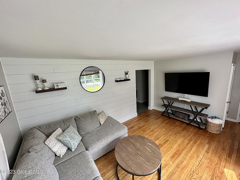 3rd image of 615 Brunswick Road