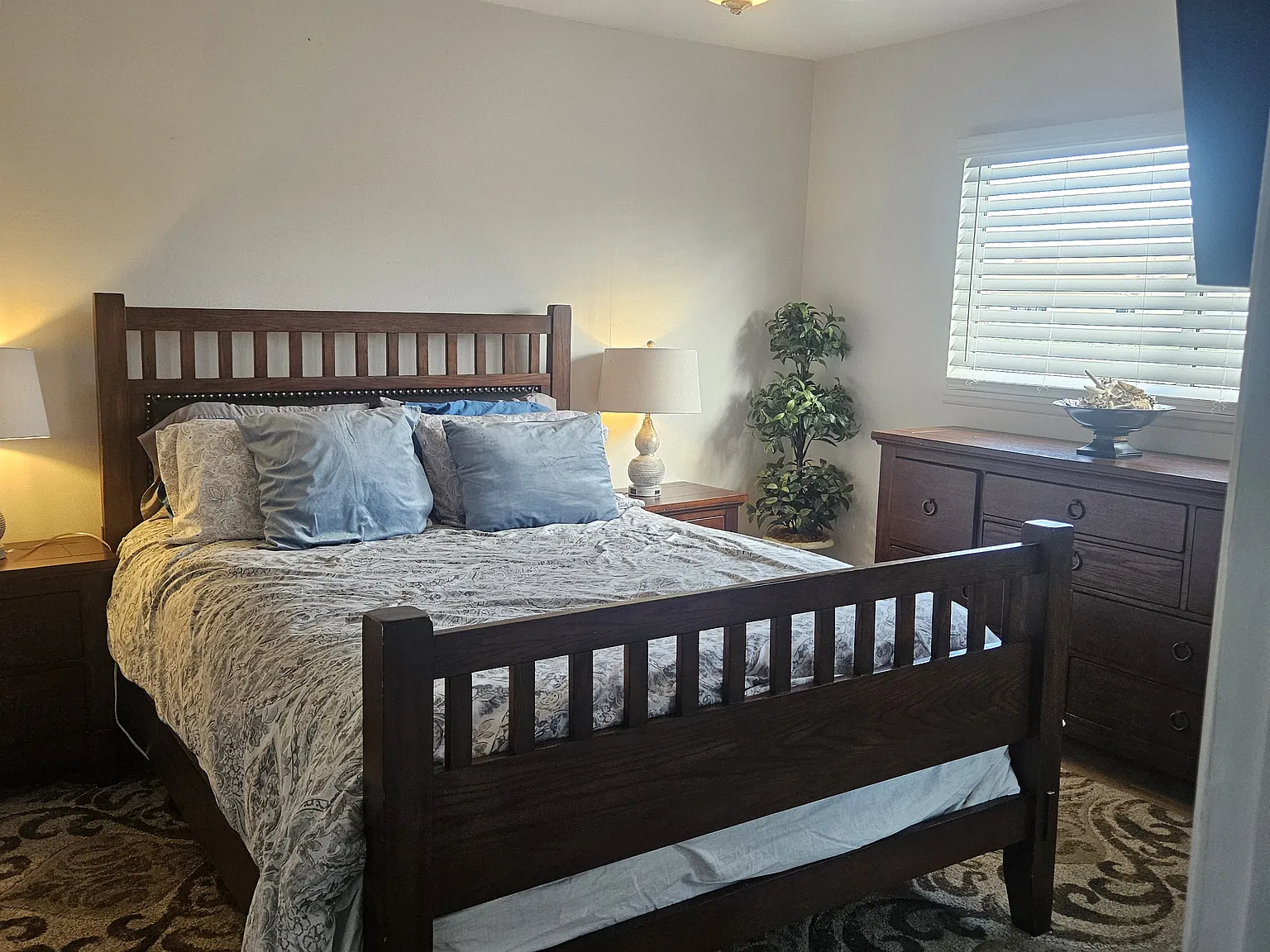 4 bed, 1383 sqft, $1,600 — Photo 1