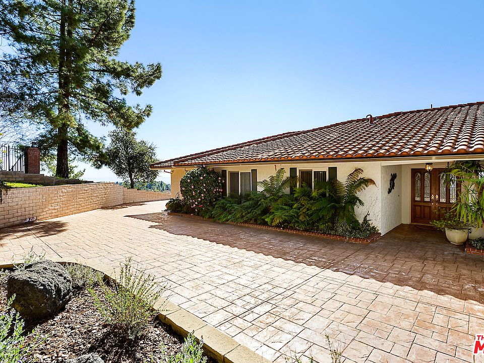 1st image of 906 Big Briar Way