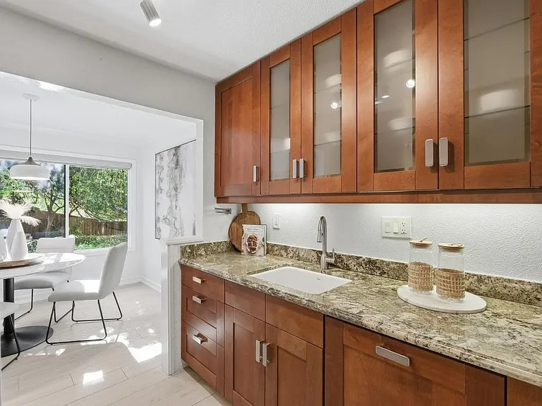 3335 La Mesa Dr — Photo 3