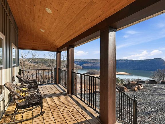 3rd image of 650 Lower Ridge Cir