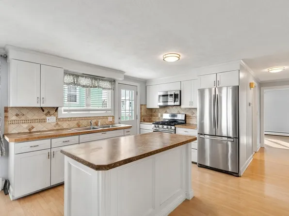 24 Lily St, Lynn, MA 01902