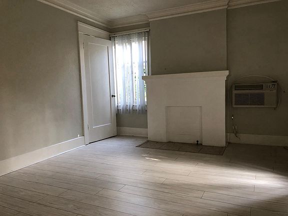 4th image of 5115 1/4 De Longpre Ave