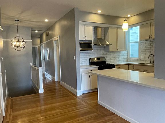 4th image of 853 Lombard St