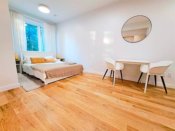 4th image of 699 E 6th St #204