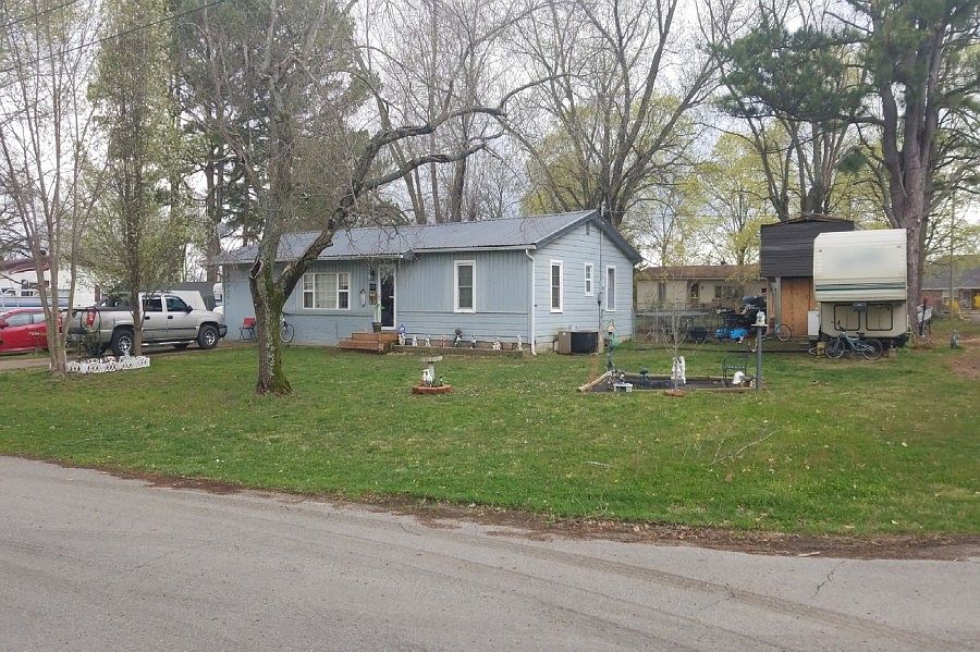2nd image of 725 Lyon St