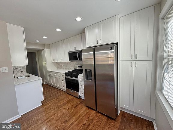 2nd image of 9926 Lakepointe Ct
