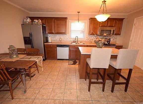 4th image of 2805 Highland Dr