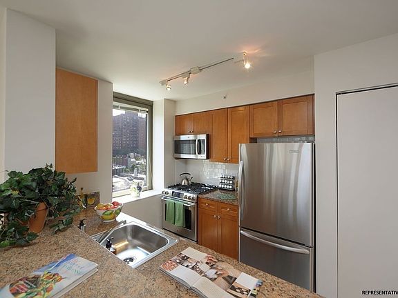4th image of 1500 Lexington Ave APT 21A