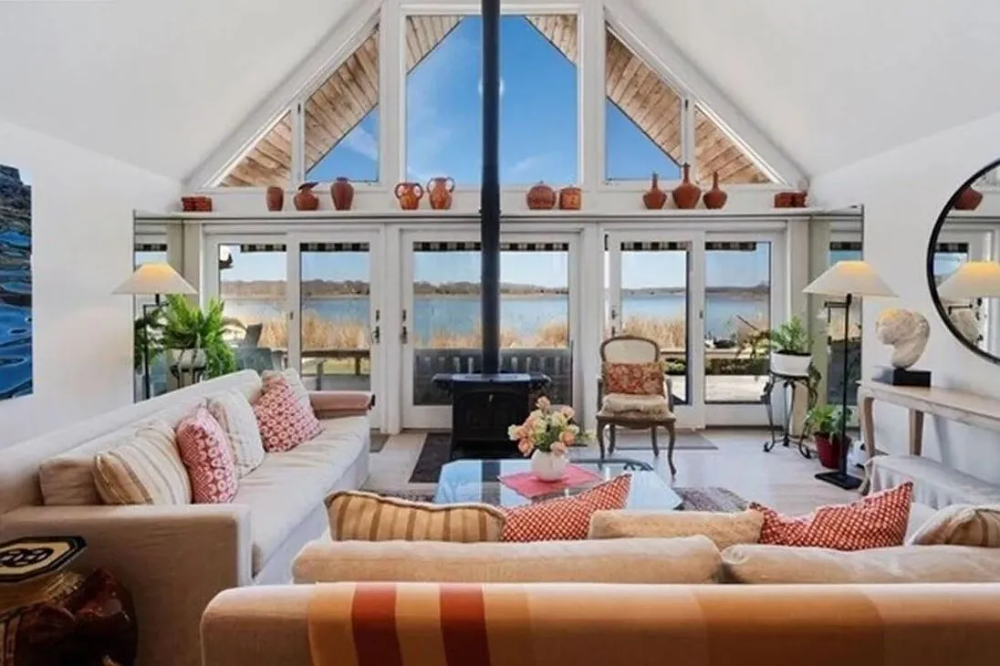 Serene Waterfront Home in Southampton — Photo 3