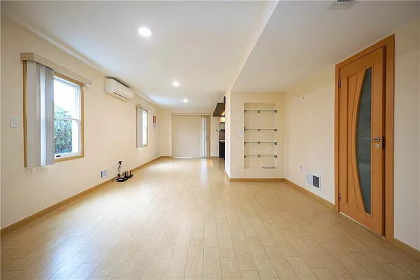 Sold by Momentum Real Estate LLC | media 10