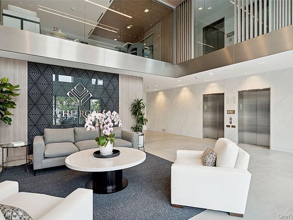 3rd image of 218 Middle Neck Road #102