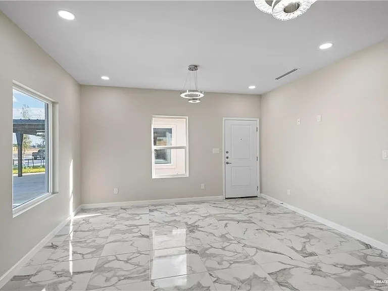 405 N Onyx Ave #2 — Photo 5