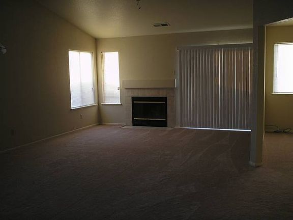 Livingroom with Fireplace