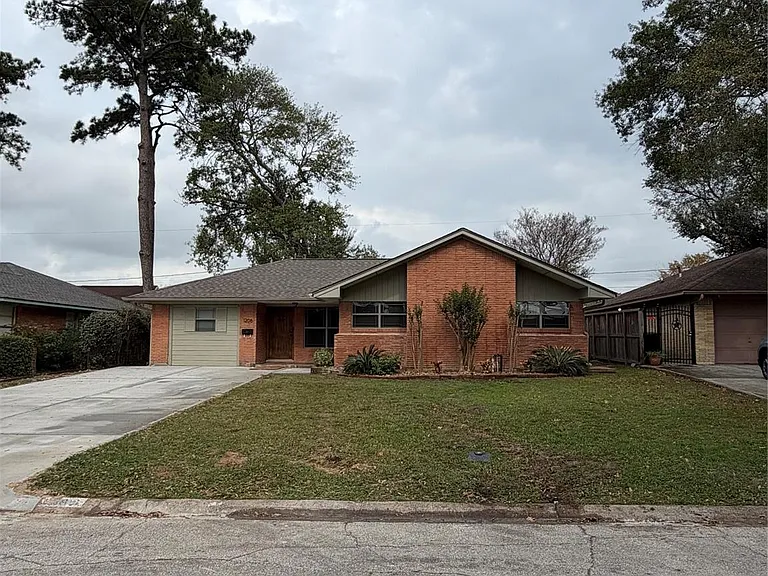 1206 Stonecrest Dr — Photo 2